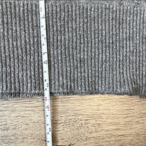Vici Grey Turtleneck Sweater Size Extra Small - Picture 8 of 8